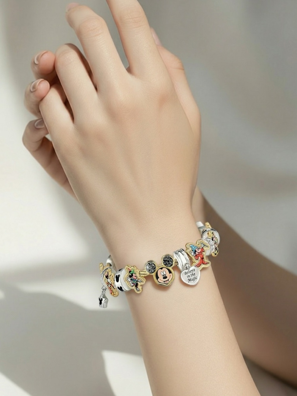 🌟The Bradford Exchange🌟 Mickey’s Greatest Moments Cable Charm Bracelet